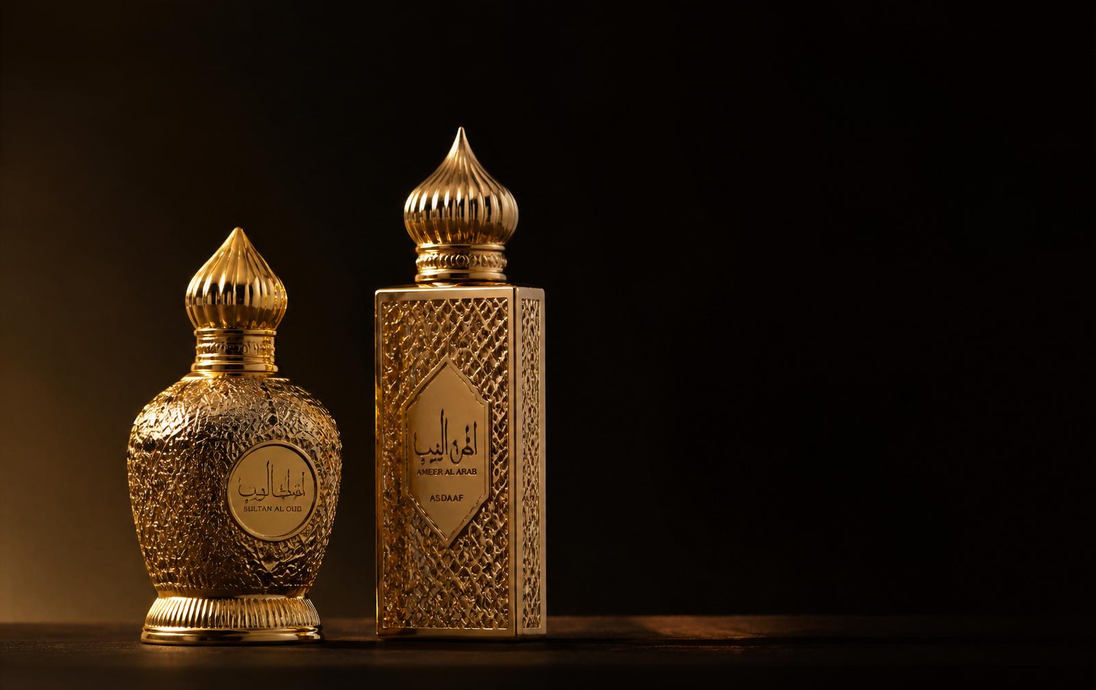 Frascos dourados de perfume árabe